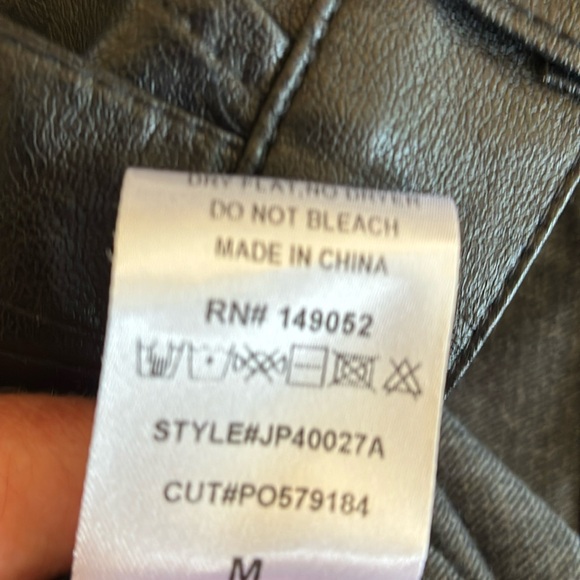 FASHION NOVA cargo pants, wide leg, black faux leather, zip, high waist. M - Picture 14 of 17